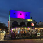 Vue sur la bâtisse en soirée