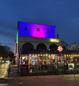 Vue sur la bâtisse en soirée