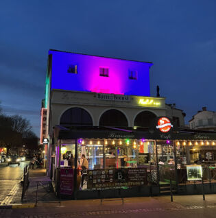 Vue sur la bâtisse en soirée