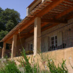 Vue extérieure de la Maison Barjac avec sa terrasse