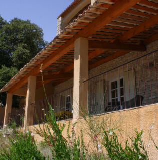 Vue extérieure de la Maison Barjac avec sa terrasse