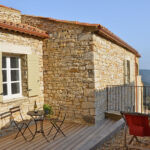 Vue extérieure de la Maison Saint-Gély avec sa terrasse