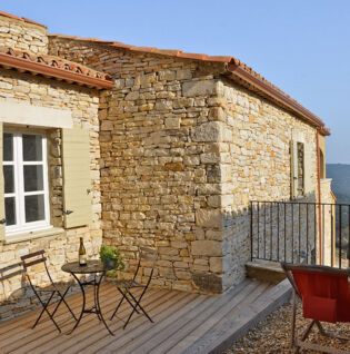 Vue extérieure de la Maison Saint-Gély avec sa terrasse