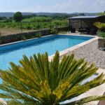 Grande piscine partagée avec terrasse