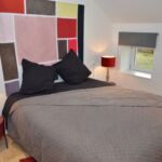 Chambre rouge avec lit double