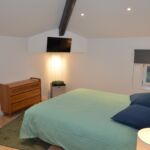 Chambre verte avec lit double