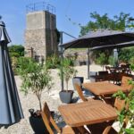 Extérieur partagé aux 4 chambres avec tables et chaises de jardin
