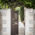 L'entrée du domaine par un portillon avec leur logo inscrit dessus