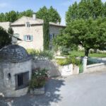 L'ensemble de la bâtisse du domaine vue de la rue dans le village de Gaujac