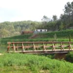Vue sur les roulottes entourées du parc