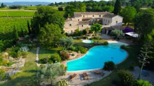 Vue aérienne du Mas de l'Oratoire avec les espaces de réception
