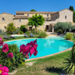 Bâtisse et piscine au Mas de l'Oratoire
