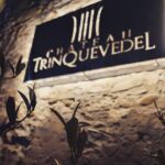 Entrée du Château de Trinquevedel, qui propose des vins en agriculture biologique