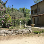 Vue sur la bâtisse, sa terrasse et son jardin
