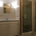 Salle d'eau avec douche