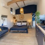 Pièce de vie avec espace couchage