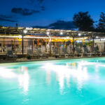 Terrasse du restaurant avec vue sur la piscine