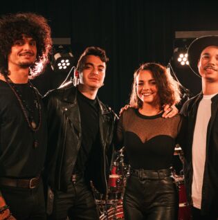 Les deux anciens candidats de The Voice Sam et Alexia se sont entourés d’une section rythmique qui groove du tonnerre. Rock, soul, funk... Let’s dance !