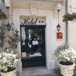 Entrée de l'Hôtel arborée