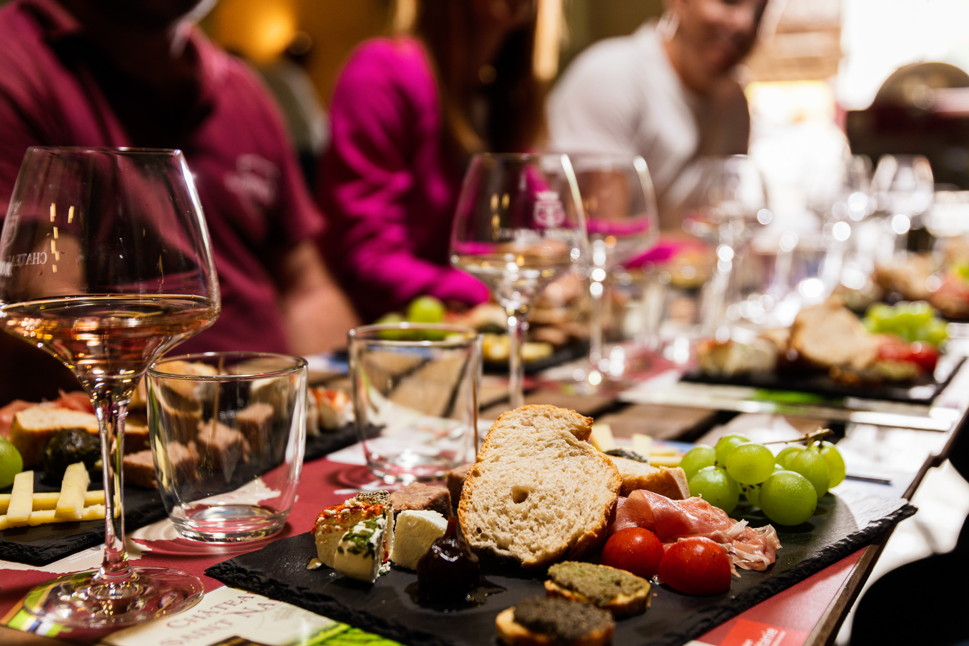 Une ardoise gourmande avec charcuterie et fromages pour accompagner les vins du domaine