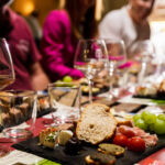 Une ardoise gourmande avec charcuterie et fromages pour accompagner les vins du domaine