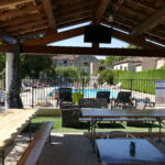 Piscine vue du restaurant avec la terrasse couverte