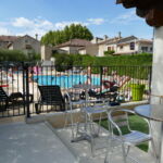 Piscine vue du restaurant avec la terrasse couverte