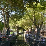 Vue sur le canal du village de Goudargues