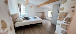 Chambre avec lit double