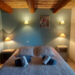 Chambre Malon avec lit double et accès à la cour extérieure