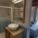Chambre Malon avec vue sur le lit et la salle de bain