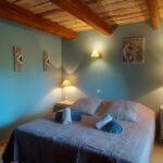 Chambre Malon avec vue sur la lit et l'entrée