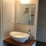 Chambre Olivette avec coin lavabo dans la salle de bain
