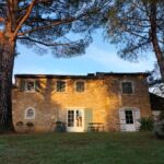 Vue sur la bâtisse avec jardin