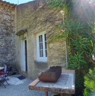 Terrasse privative avec table, chaises et barbecue