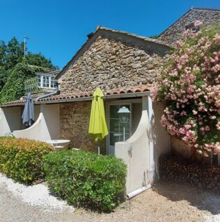 Entrée et terrasse du gîte