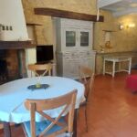 Pièce de vie avec salon, salle à manger, cheminée et cousine ouverte