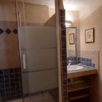 Salle d'eau avec douche et lavabo