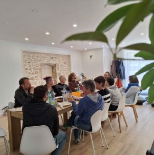 Moment de partage dans la salle de réunion