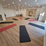 Salle de réunion aménagée pour faire du yoga
