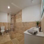 Salle de bain avec wc privatisée pour la salle