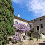 Cour intérieure et bâtisse de la Chambre d'hôtes Le Cèdre