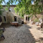 Cour et entrée du gîte Le Colibri au Domaine de l'Eveil des Sens