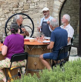 Des accords mets et vins au coeur du domaine Tour Paradis et dans le village médiéval d'Aiguèze classé parmi les Plus Beaux Villages de France