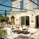 Façade extérieur et terrasse du gîte La Bête au Domaine Givaudan