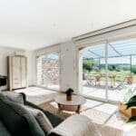 Grand salon lumineux du gîte La Bête au Domaine Givaudan