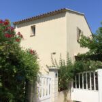 Accès au Gîte du Lavoir avec portail et façade de la maison