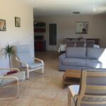 Pièce de vie lumineuse avec salon, salle à manger et cuisine ouverte