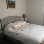 Chambre 2 avec lit double située à l'étage du gîte du Lavoir