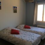 Chambre 3 avec 2 lits simples située à l'étage du gîte du Lavoir